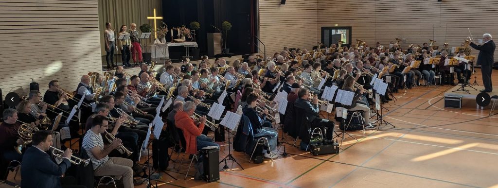 120 Bläserinnen und Bläser beim Festgottesdienst in der Wimsheimer Hagenschießhalle